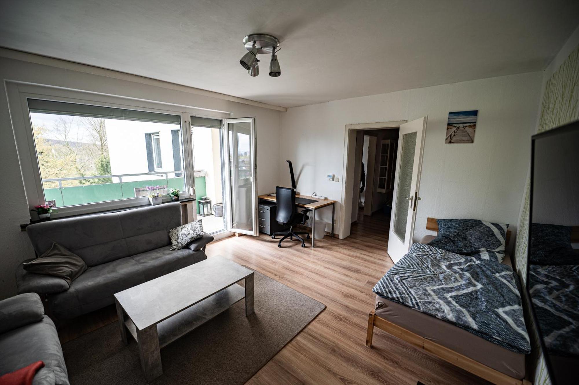 Mit Balkon, Perfekt Als Monteurwohnung Oder Stundentenwohnung * Springe